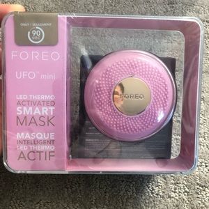 Foreo UFO Mini Smart Mask Device in Pearl pink with 7 ufo activated masks